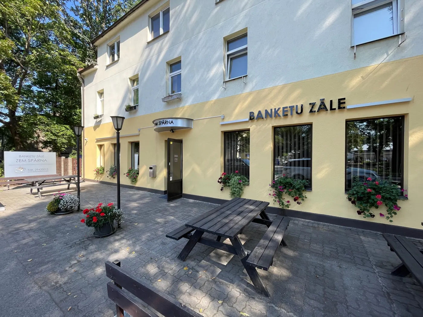 Banketu zāles «Zem spārna» ieeja Tēraudlietuves ielā 8