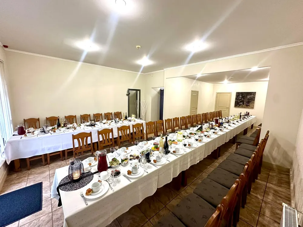 Divi klāti galdi Gaujas ielā 5