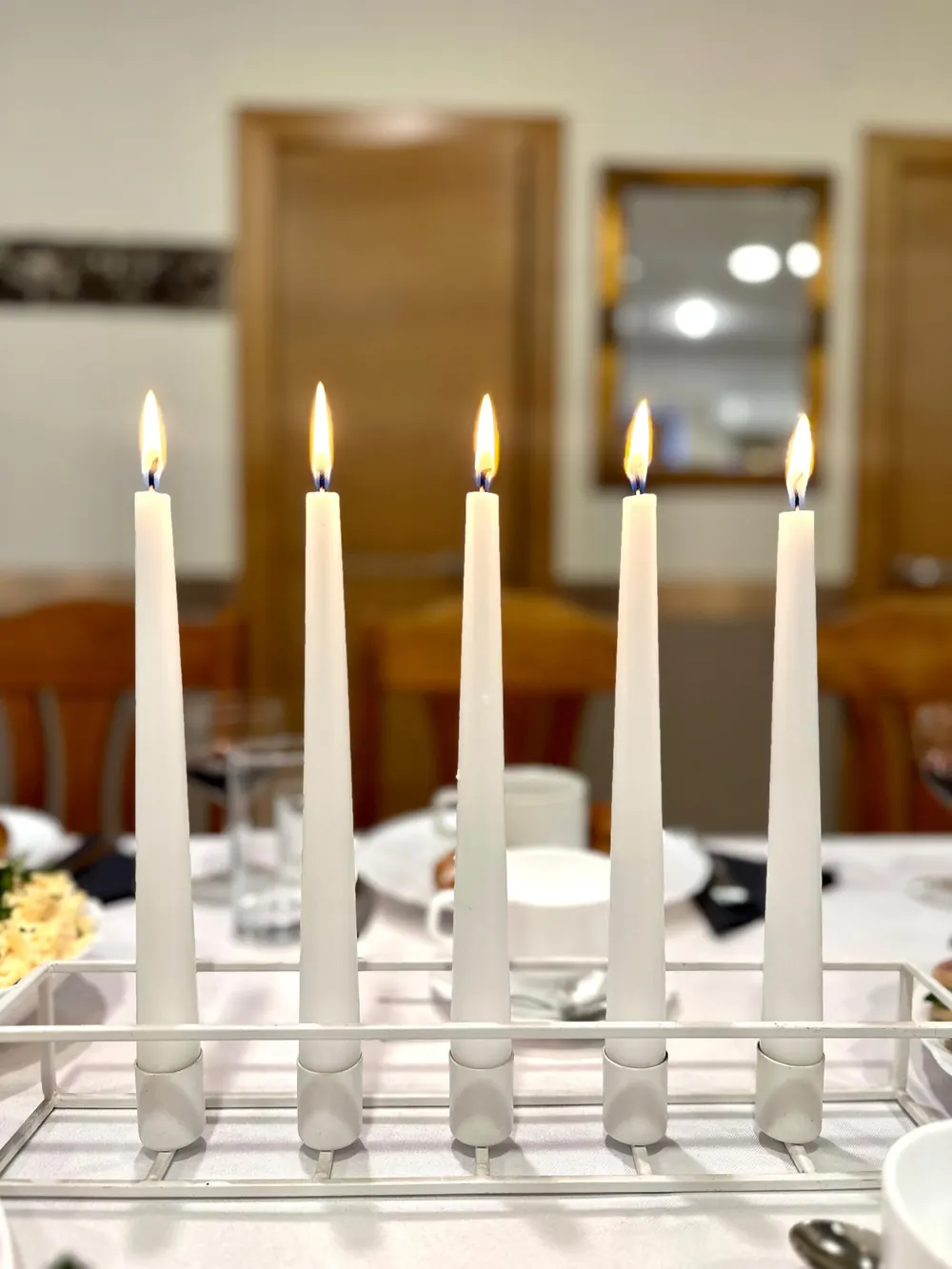 Piecas degošas sveces