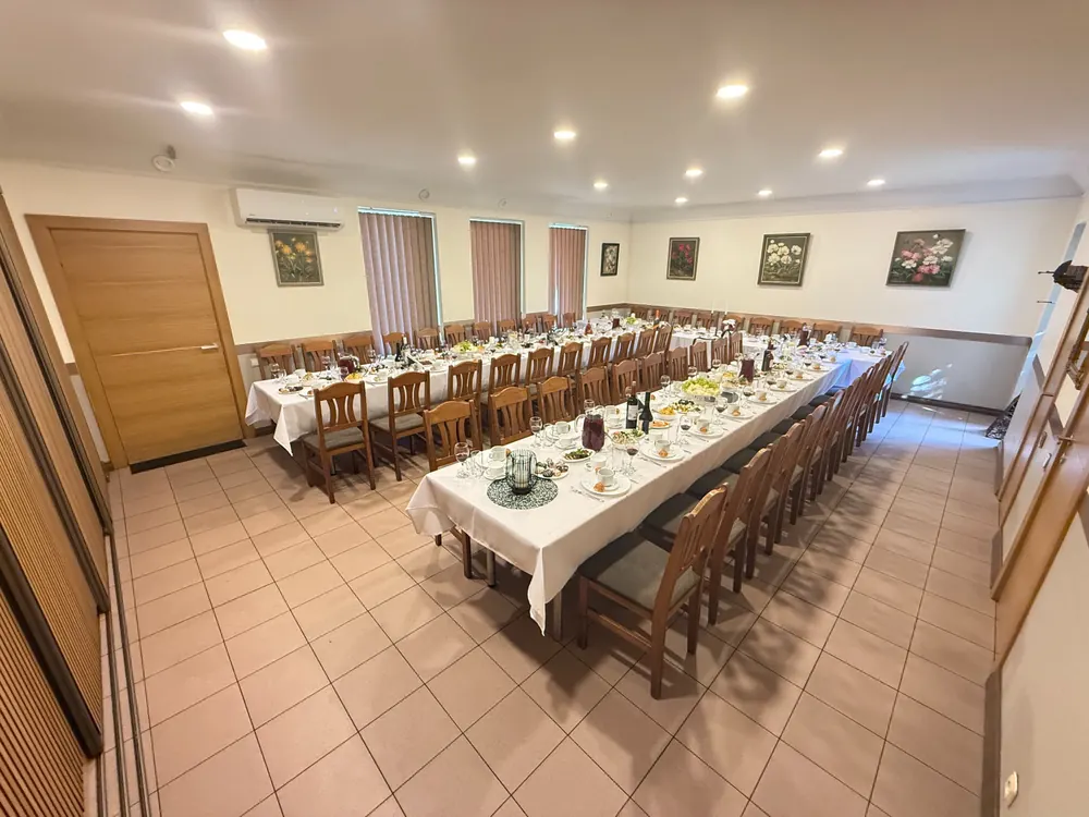 Plaša zāle ar diviem galdiem